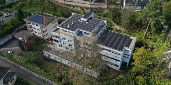 Panneaux solaires installés sur le toit de nos locaux